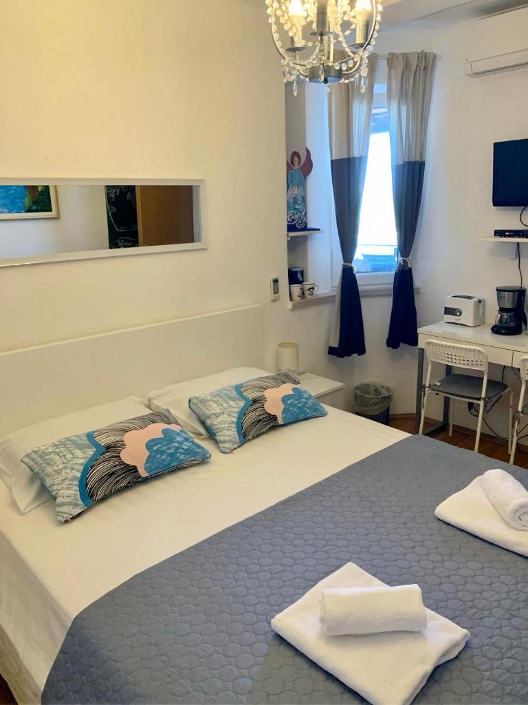 Apartment and room Sveti Jakov photo 1