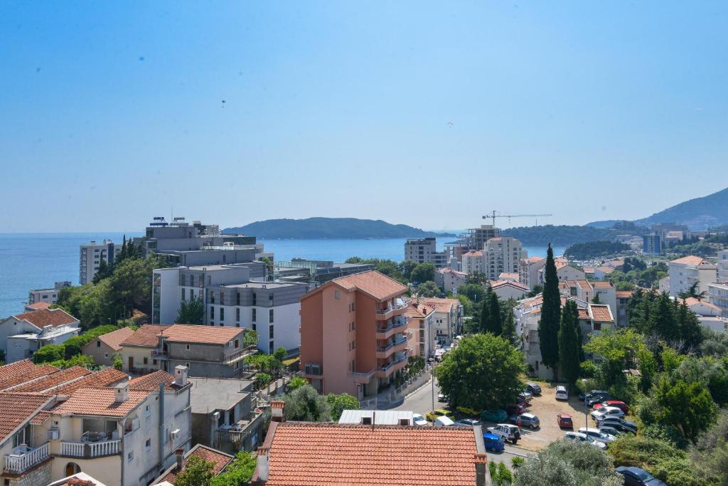 Tramonto Onebedroom apartment with sea view in Becici