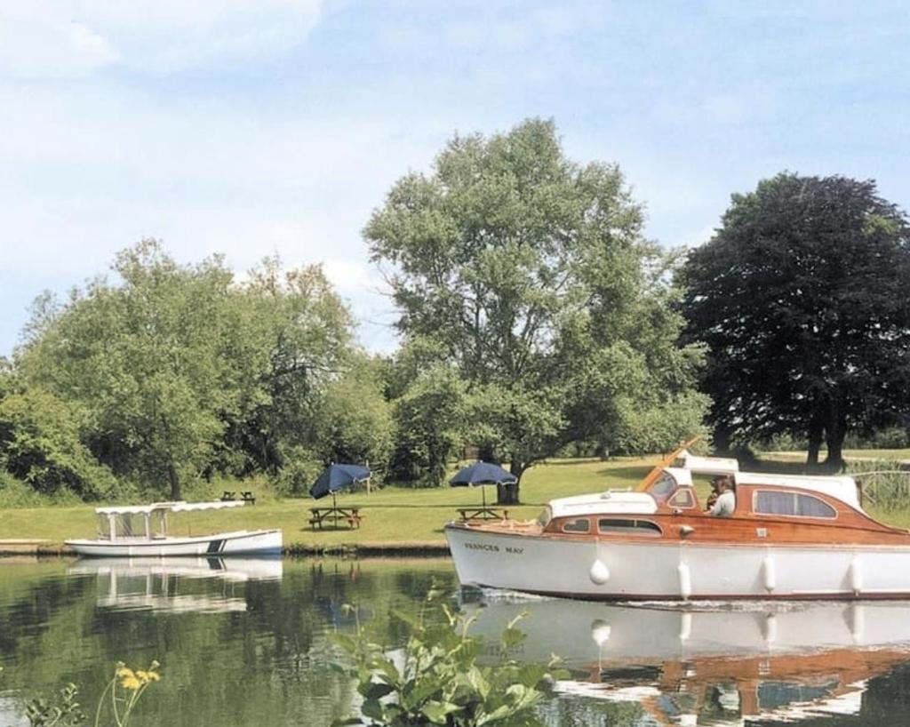 DINCKLEY COURT BOUTIQUE RIVERSIDE ROOMS - Burcot on Thames photo 2