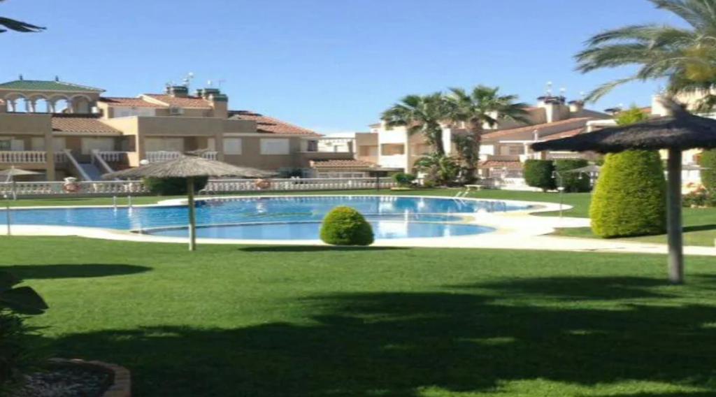 Inviting 2-Bed Apartment 5 minutes to the beach photo 4