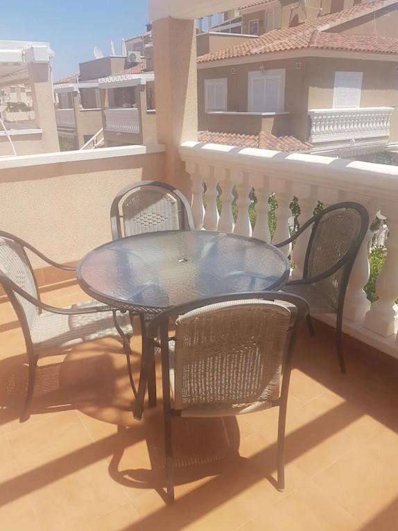 Inviting 2-Bed Apartment 5 minutes to the beach photo 2