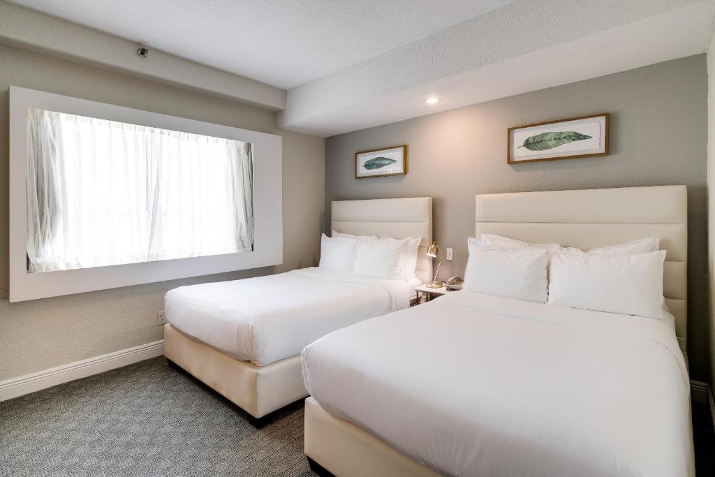 Студио (Двухместный номер-студио с 2 двуспальными кроватями), Crest Hotel Suites
