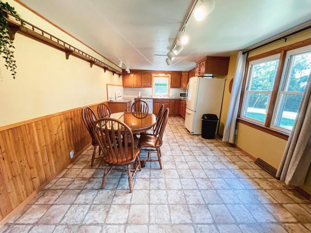 3 Bedroom home outside of Berlin, Patio with Hot Tub! photo 1