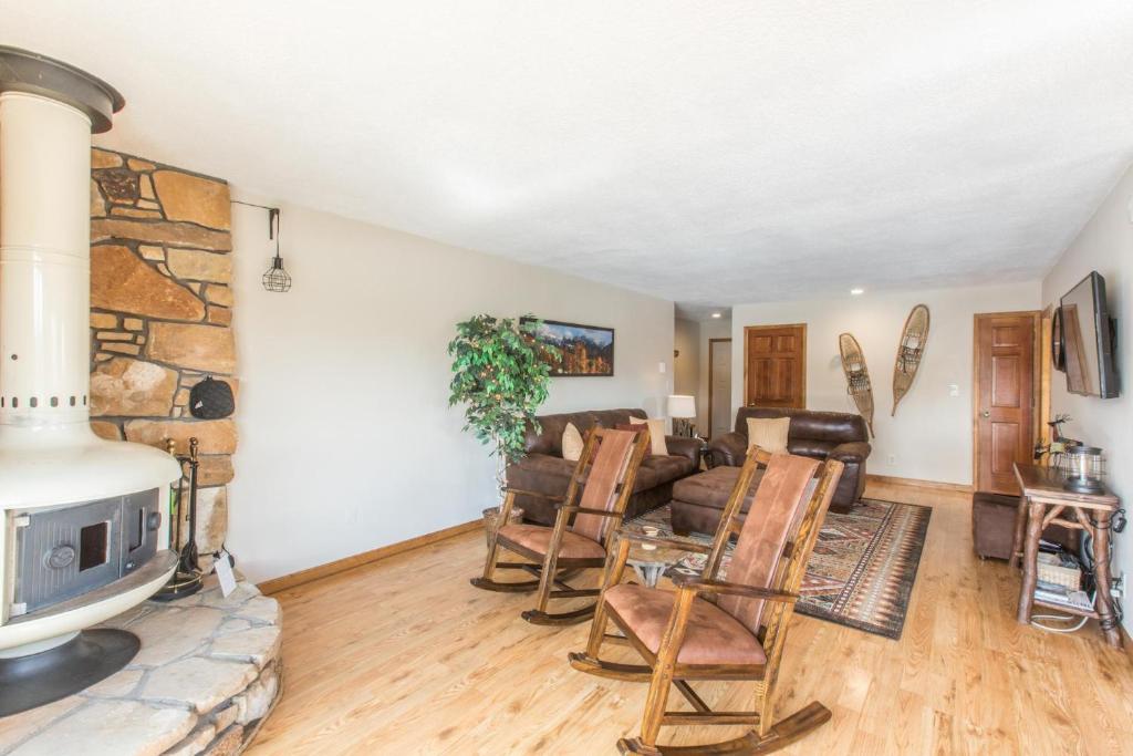 1770 Ponderosa Road photo 3