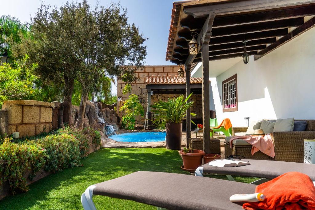 DELUXE VILLA BELLA VITA AIR CON & HEATED POOL, Tenerife South photo 2