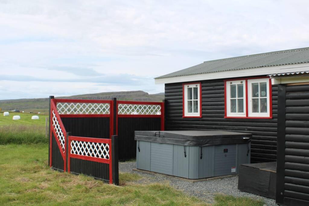 Cosy Cottage-Álfabakki-with hot tub photo 4