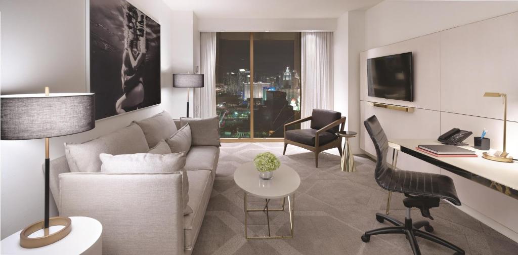 Сьюит (Delano Strip View King Suite), Delano Las Vegas at Mandalay Bay
