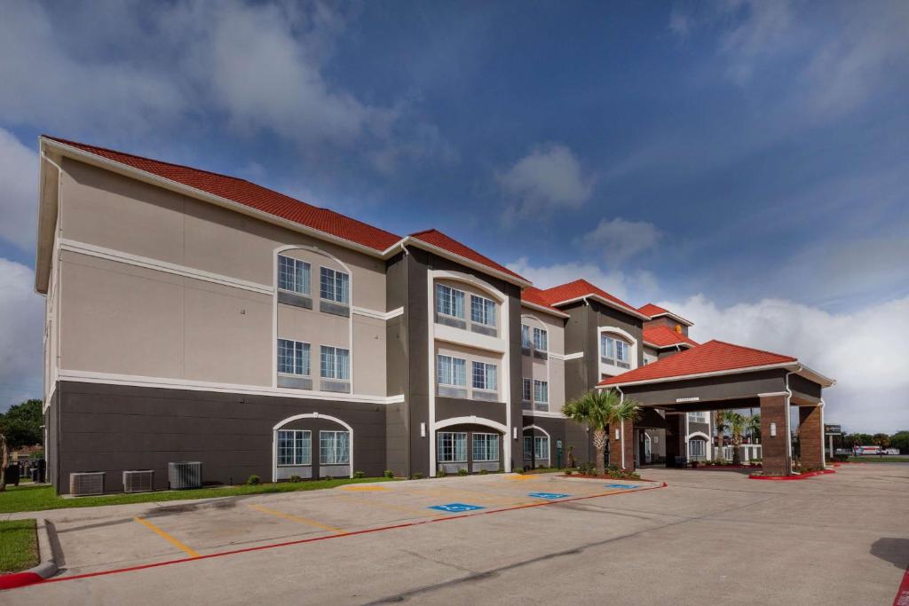 La Quinta Inn & Suites by Wyndham Port Lavaca image