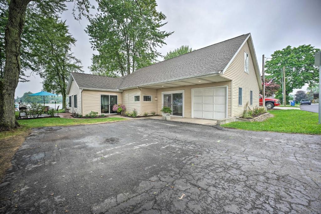 Stylish Warsaw Home with Fire Pit and Lake Access photo 2