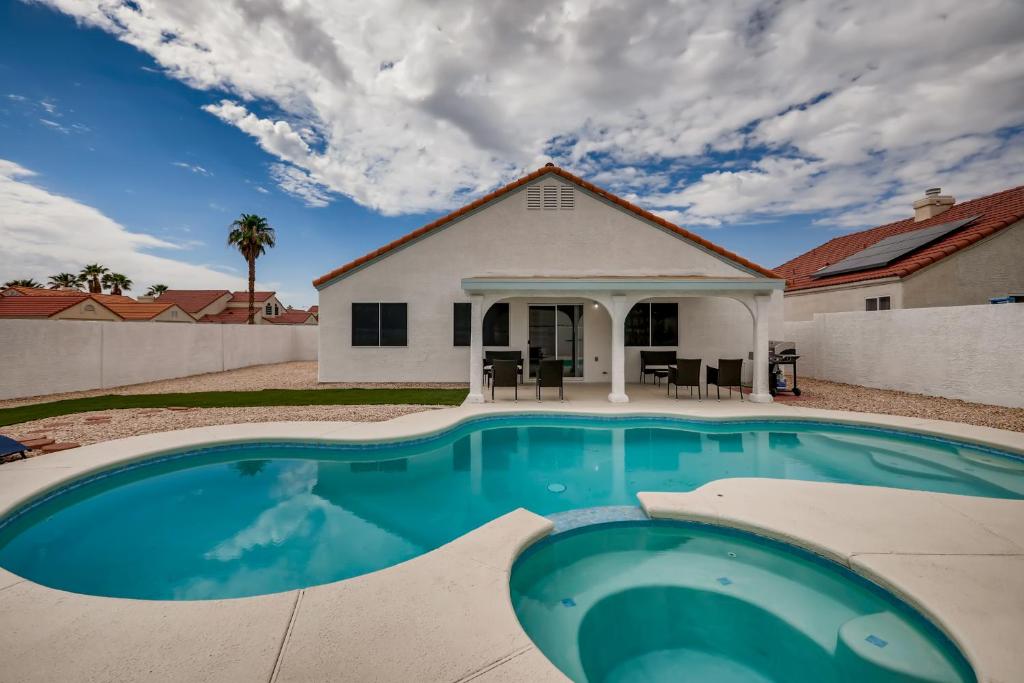 Luxurious House With A Pool, Spa, and Patio, Sleeps 6 Comfortably image