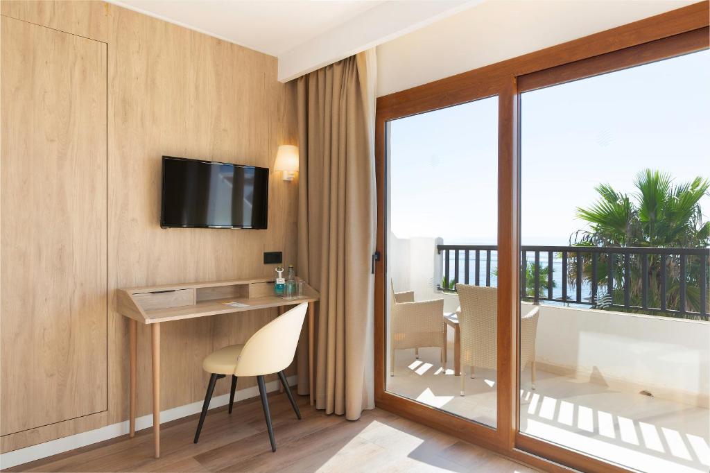 Alua Suites Las Rocas - Tap to explore photos