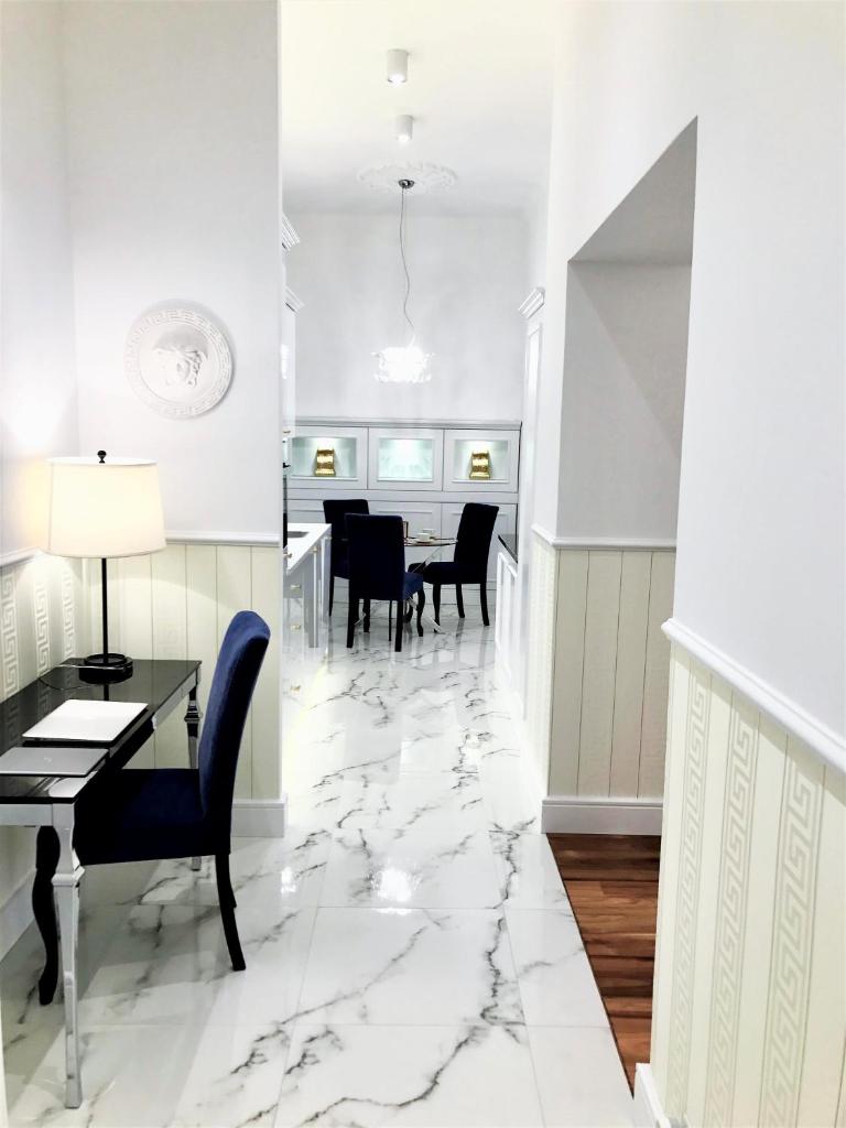 Апартаменты (Роскошный люкс с 2 спальнями и видом на старый город), Luxury Apartments Mondrian Old Town IV