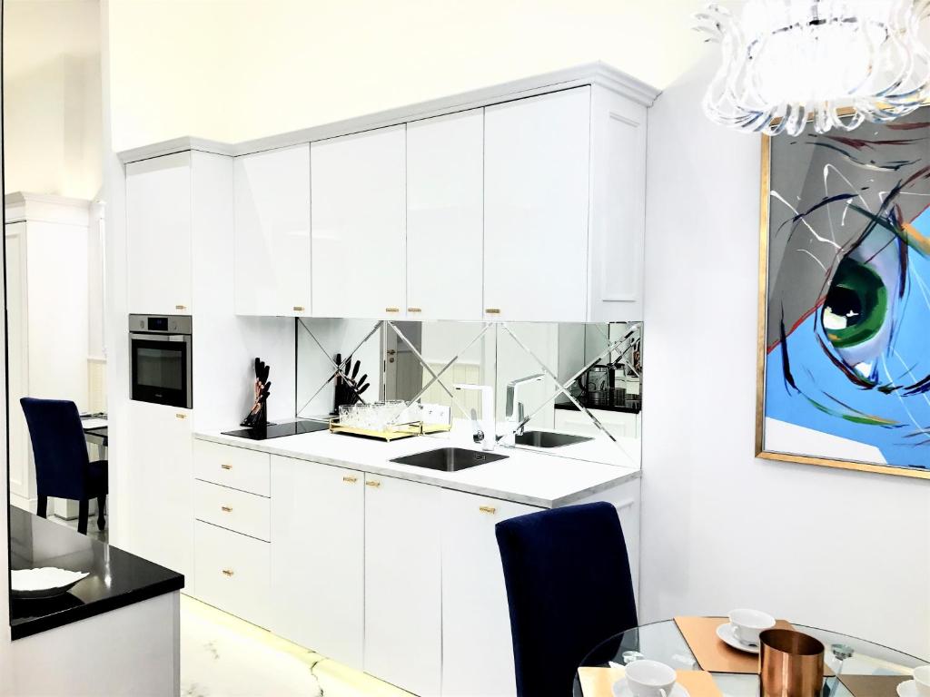 Апартаменты (Роскошный люкс с 2 спальнями и видом на старый город), Luxury Apartments Mondrian Old Town IV