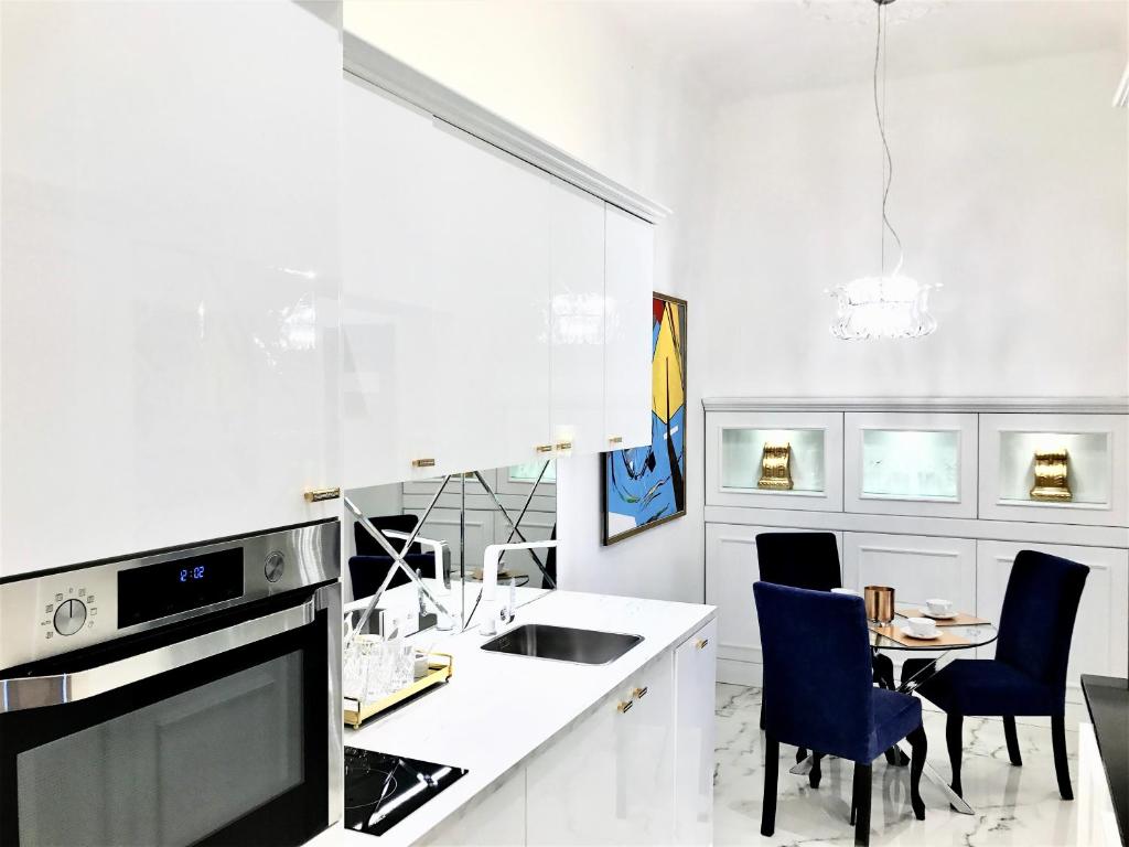Апартаменты (Роскошный люкс с 2 спальнями и видом на старый город), Luxury Apartments Mondrian Old Town IV