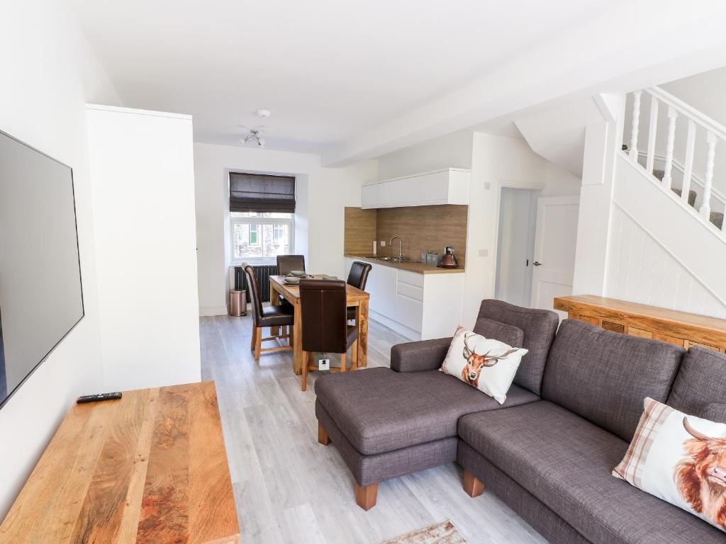8 Waterhead Terrace - Tap to explore photos