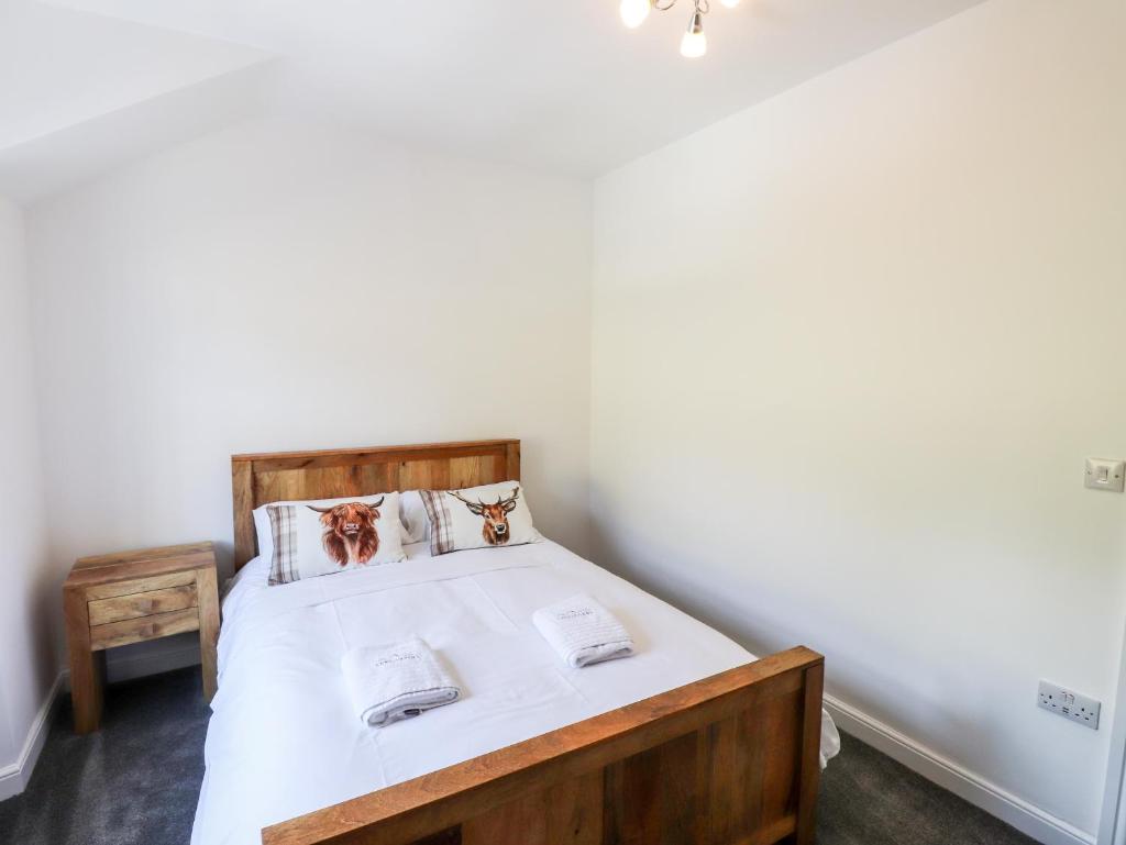 8 Waterhead Terrace - Tap to explore photos
