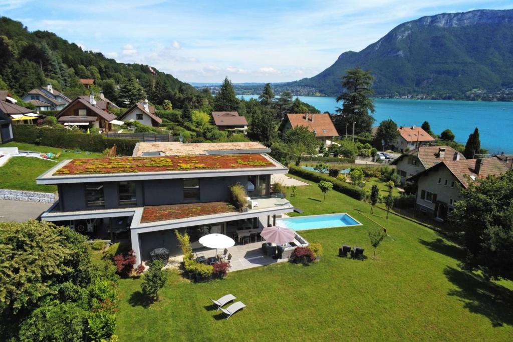 Charming villa with pool lake view 10 minutes from the city center