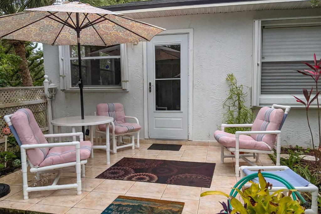 Pet-Friendly Home with Yard - 2 Blocks to Beach photo 2