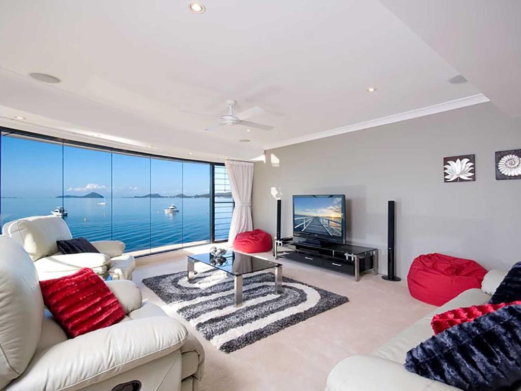 Seaside Splendour 1 beautiful unit on the waterfront photo 3