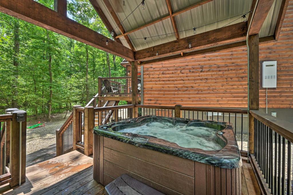 Luxury Cabin with Hot Tub about 3 Miles to Hochatown! photo 1