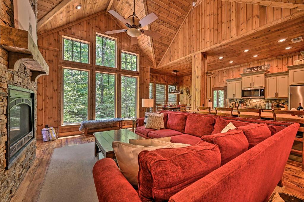Luxury Cabin with Hot Tub about 3 Miles to Hochatown! photo 2