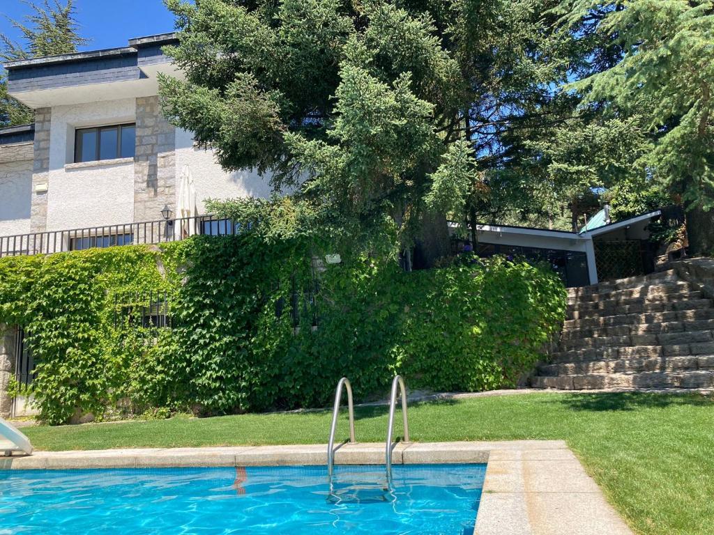 Gran chalet con piscina y apartamento en Navacerrada photo 1