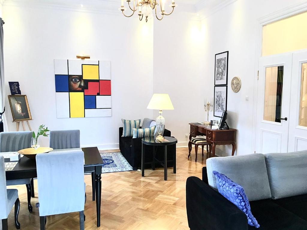 Сьюит (Роскошный люкс с видом на Рыночную площадь (80 кв. м)), Luxury Apartments Mondrian Market Square I