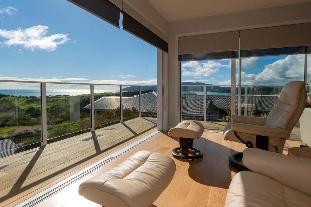Luxury Lookout - Cable Bay Holiday Home photo 3