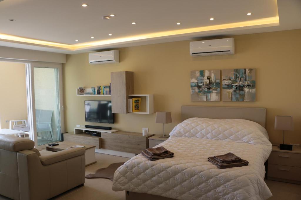 Wileg 4A Luxury Studio Apartment with Shared Swimming Pool. photo 1