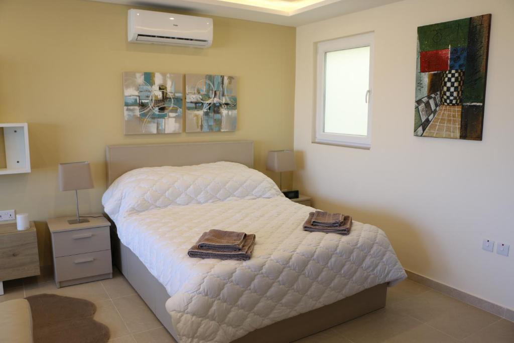 Wileg 4A Luxury Studio Apartment with Shared Swimming Pool. photo 2