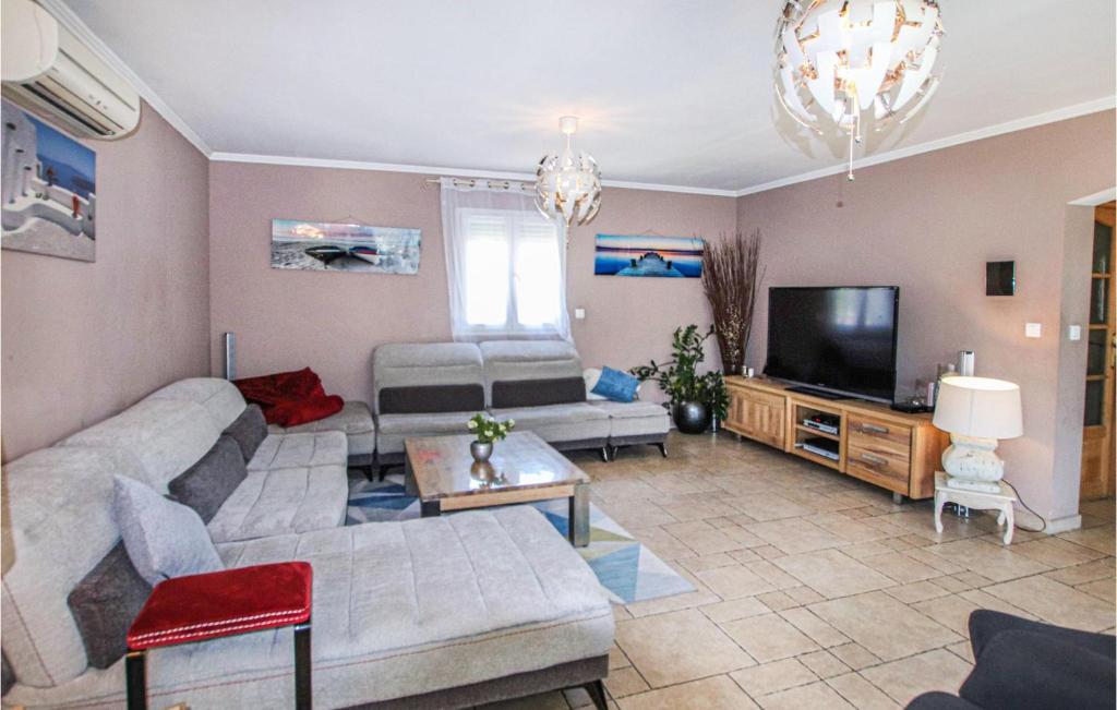 Stunning Home In Les Angles With 3 Bedrooms, Wifi And Outdoor Swimming Pool photo 1