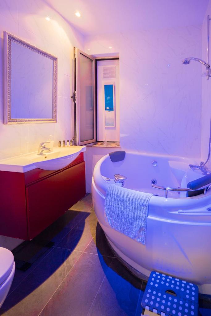 Mesogios House Suites Room Type - Superior Suite with Sea View & Hot Tub