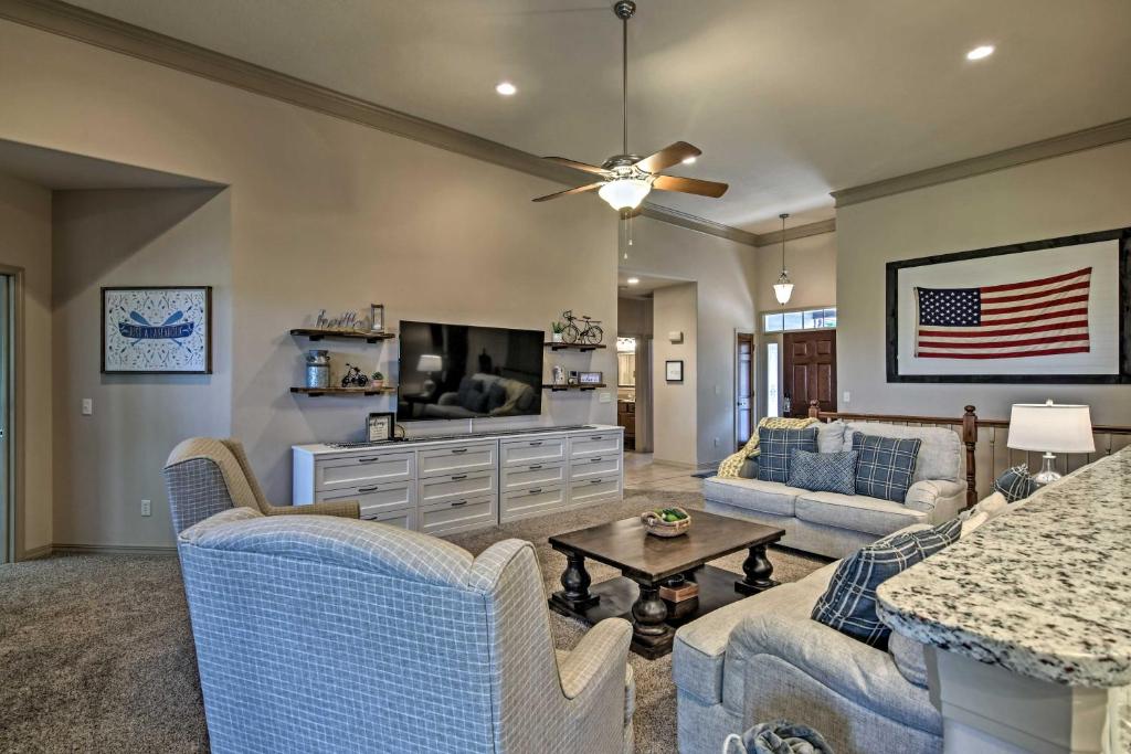 Expansive Townhome with Game Room and Community Pool photo 4