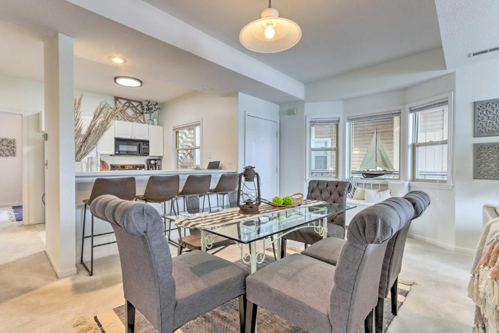 Waterfront Condo with 2 Pools and Boat Slip! photo 2