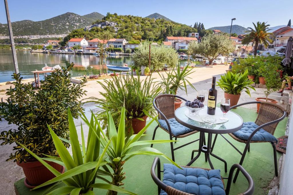 Apartment Đego near Ploce, riverfront, parking photo 1