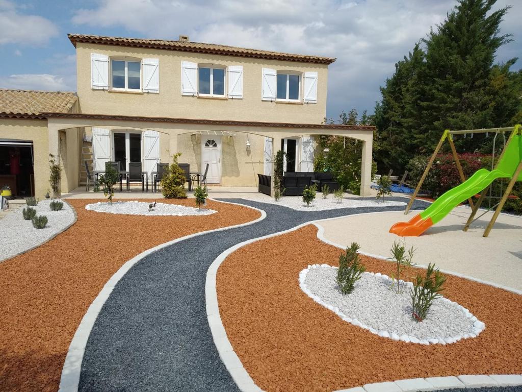villa classée 4 étoiles avec piscine et boulodrome photo 3