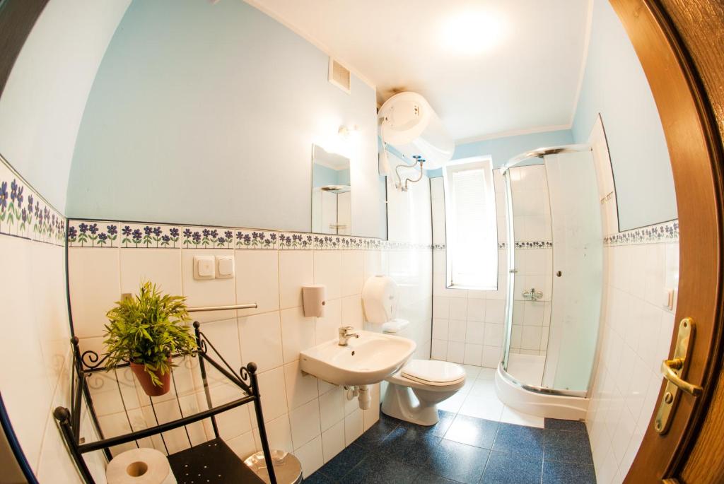 Одноместный (Одноместный номер с общей ванной комнатой), Dizzy Daisy Hostel