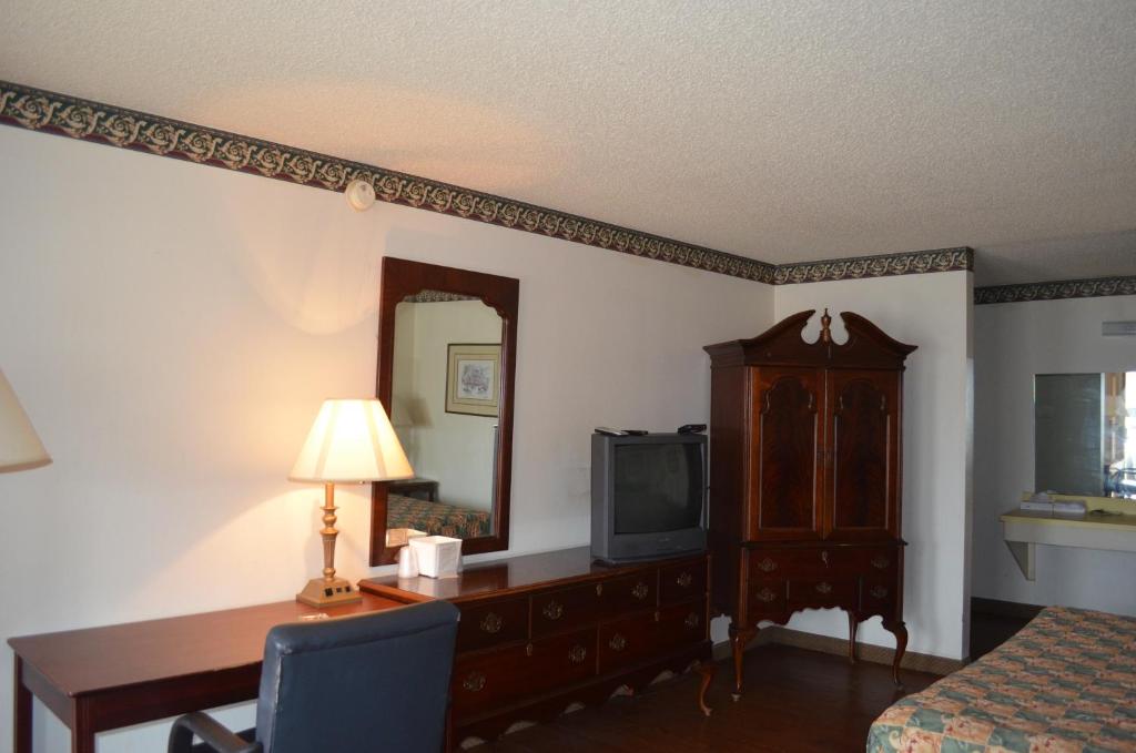 Granbury Inn and Suites photo 4