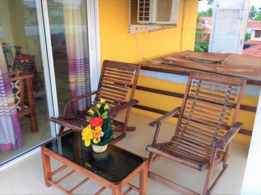 Апартаменты (Upside Apartment with Balcony and Pool View), Romeo And Juliet Guest House