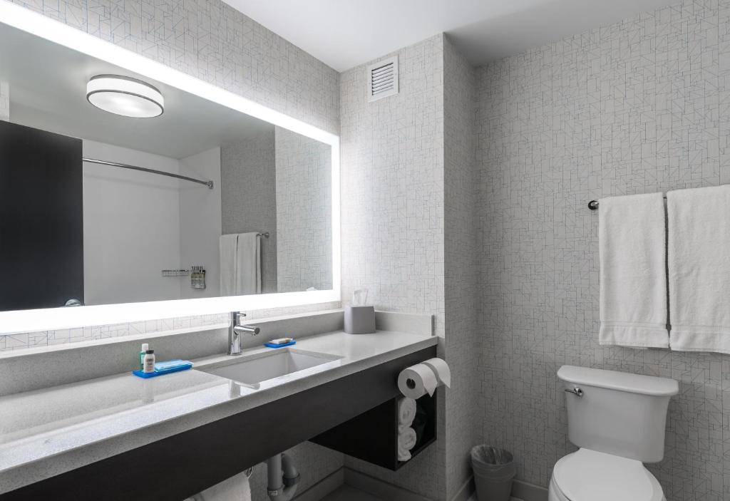 Holiday Inn Express Hotel & Suites Saskatoon, an IHG Hotel photo 4