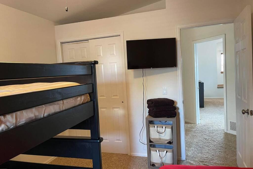2 Master Suites/3 King Beds/4 Bath/Mins to Airport photo 2