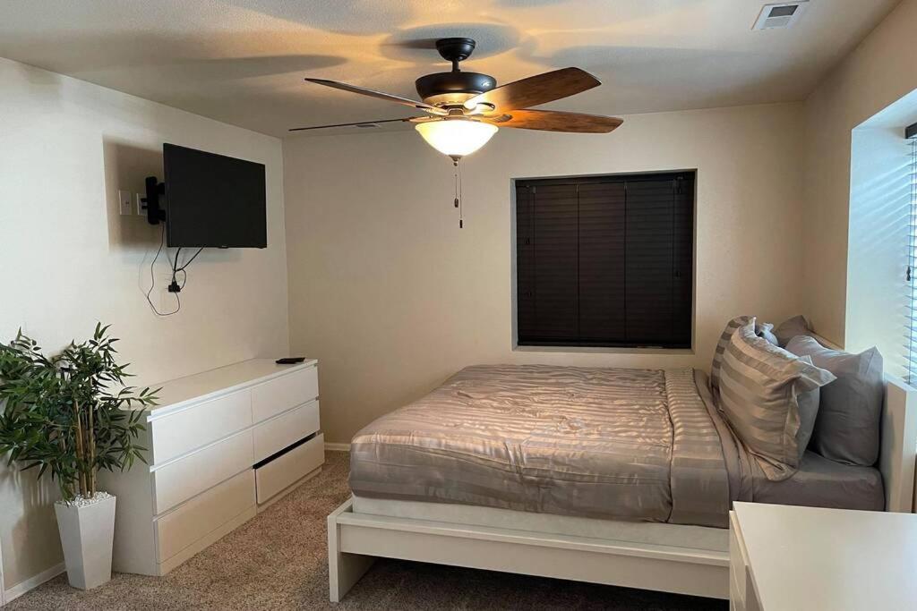 2 Master Suites/3 King Beds/4 Bath/Mins to Airport photo 4