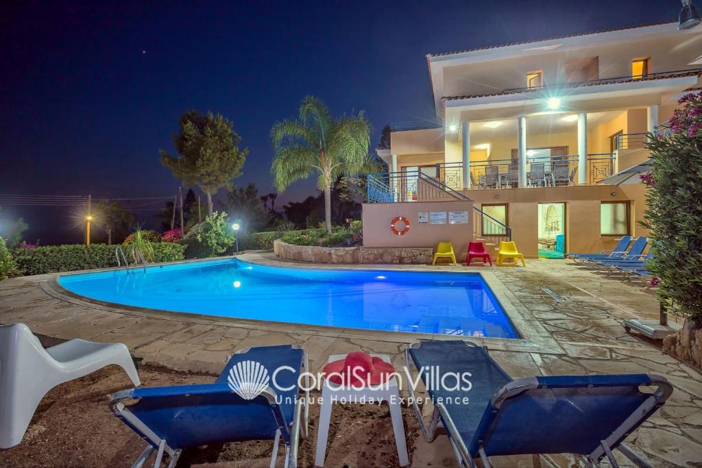Exceptional Large Villa, Private Heated Pool, Complete Privacy, Prime Location photo 3