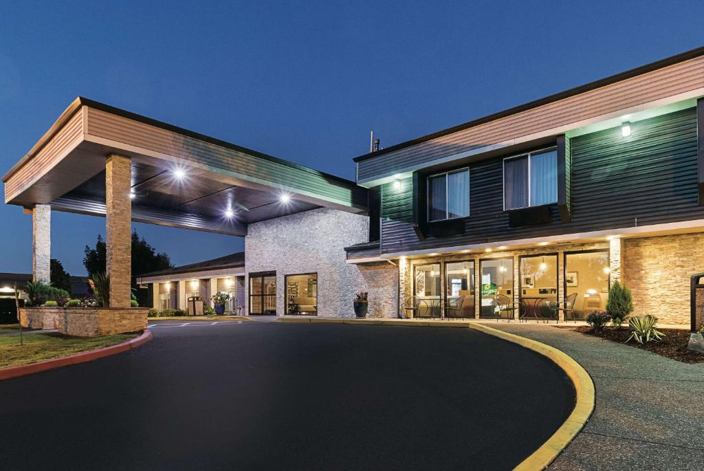 La Quinta Inn & Suites by Wyndham Portland NW image