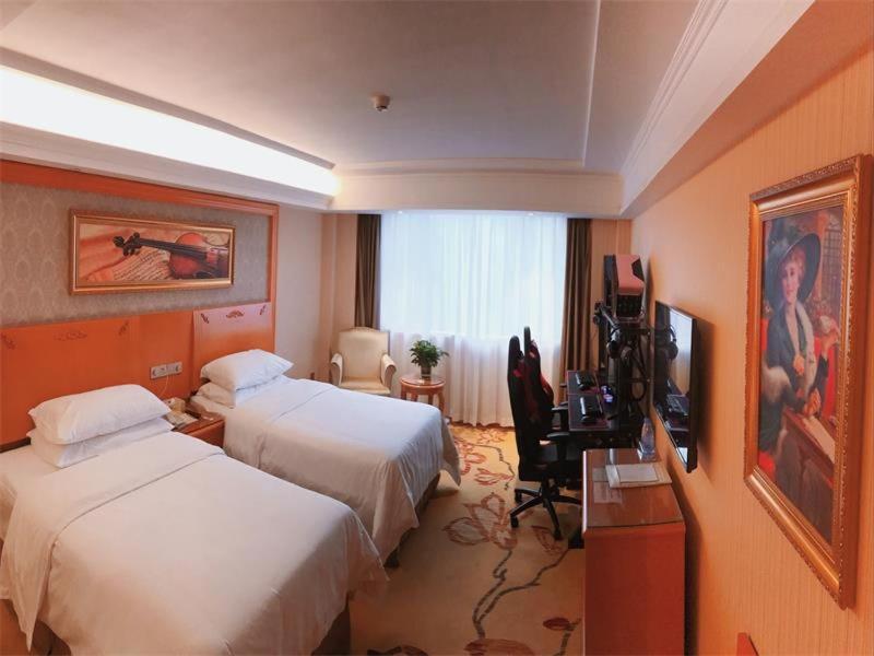 Vienna Hotel Zhongshan Central Coach Station photo 4