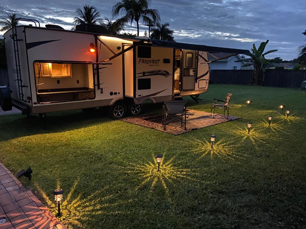 Cozy Camper - Free Parking image