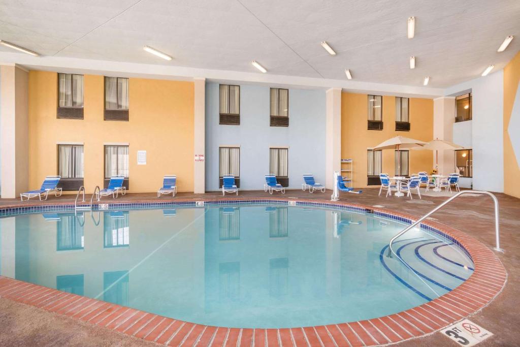 AmericInn by Wyndham Johnston Des Moines photo 3
