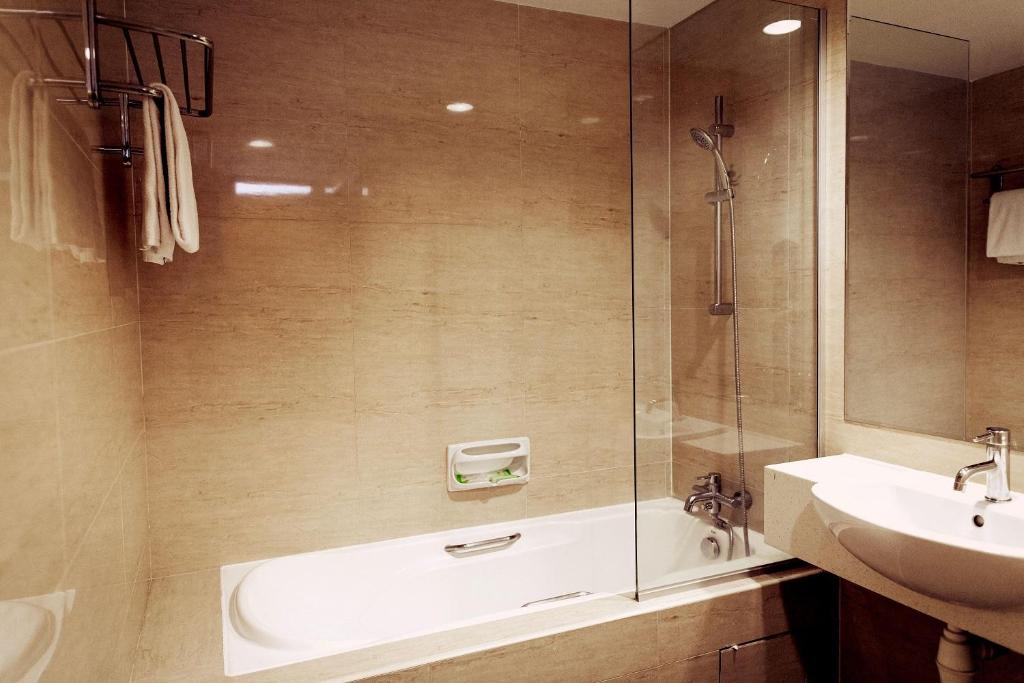 Двухместный (Номер Делюкс с кроватью размера «king-size»), RedDoorz Plus Victoria Hotel