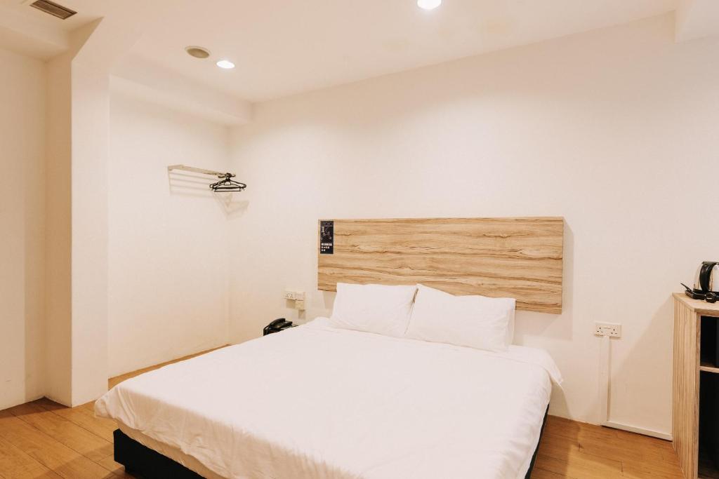 Двухместный (Номер Делюкс с кроватью размера «king-size»), RedDoorz Plus Victoria Hotel