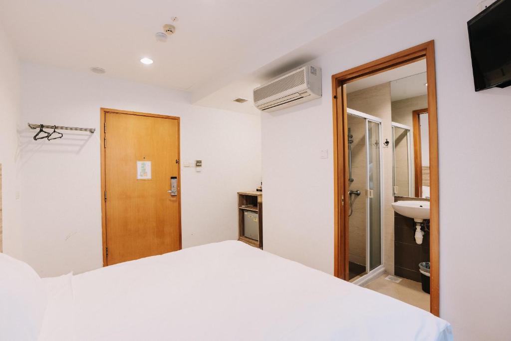 Двухместный (Улучшенный двухместный номер с 1 кроватью), RedDoorz Plus Victoria Hotel